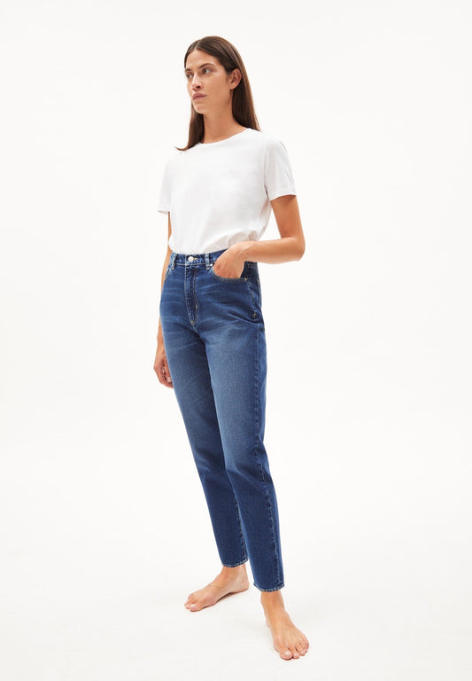 Mom fit jeans in mid blue from Armedangels. High waist, tapered, slightly cropped leg, zip closure, side pockets and back pockets. Made from sustainable organic cotton.