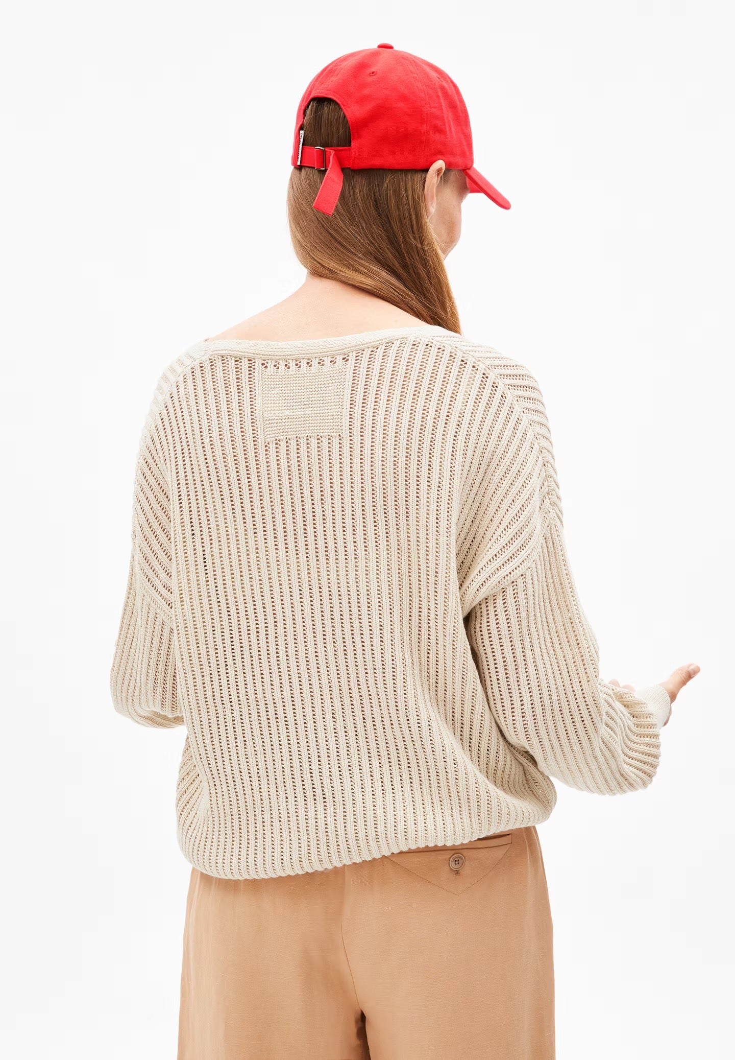 Relaxed fit jumper from ARMEDANGELS, made from a luxurious linen, organic cotton and LENZING™ ECOVERO™ blend. Medium-weight open-stich knit, ribbed optics, long sleeves, deep V-neckline. Light sand beige.