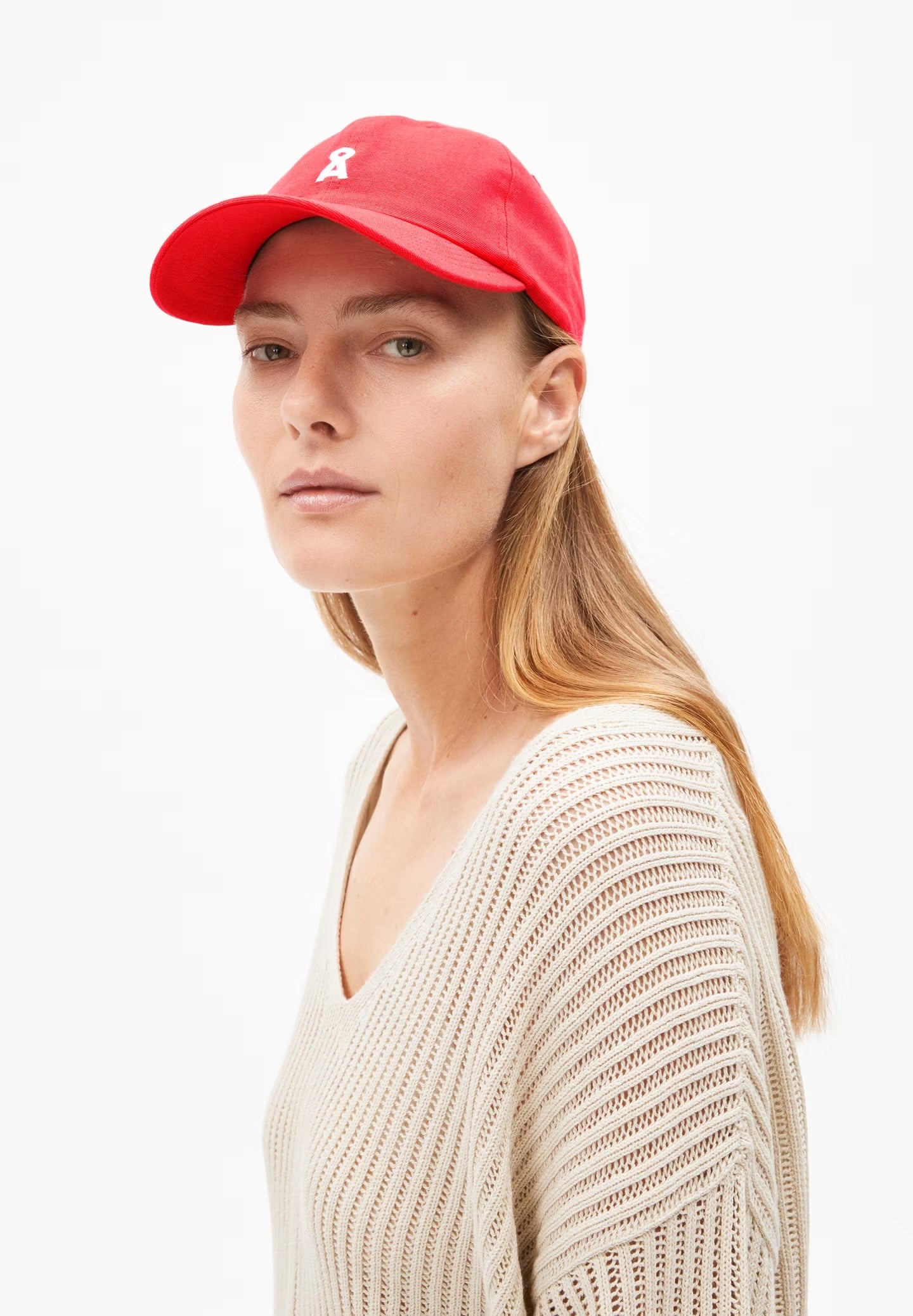 Relaxed fit jumper from ARMEDANGELS, made from a luxurious linen, organic cotton and LENZING™ ECOVERO™ blend. Medium-weight open-stich knit, ribbed optics, long sleeves, deep V-neckline. Light sand beige.