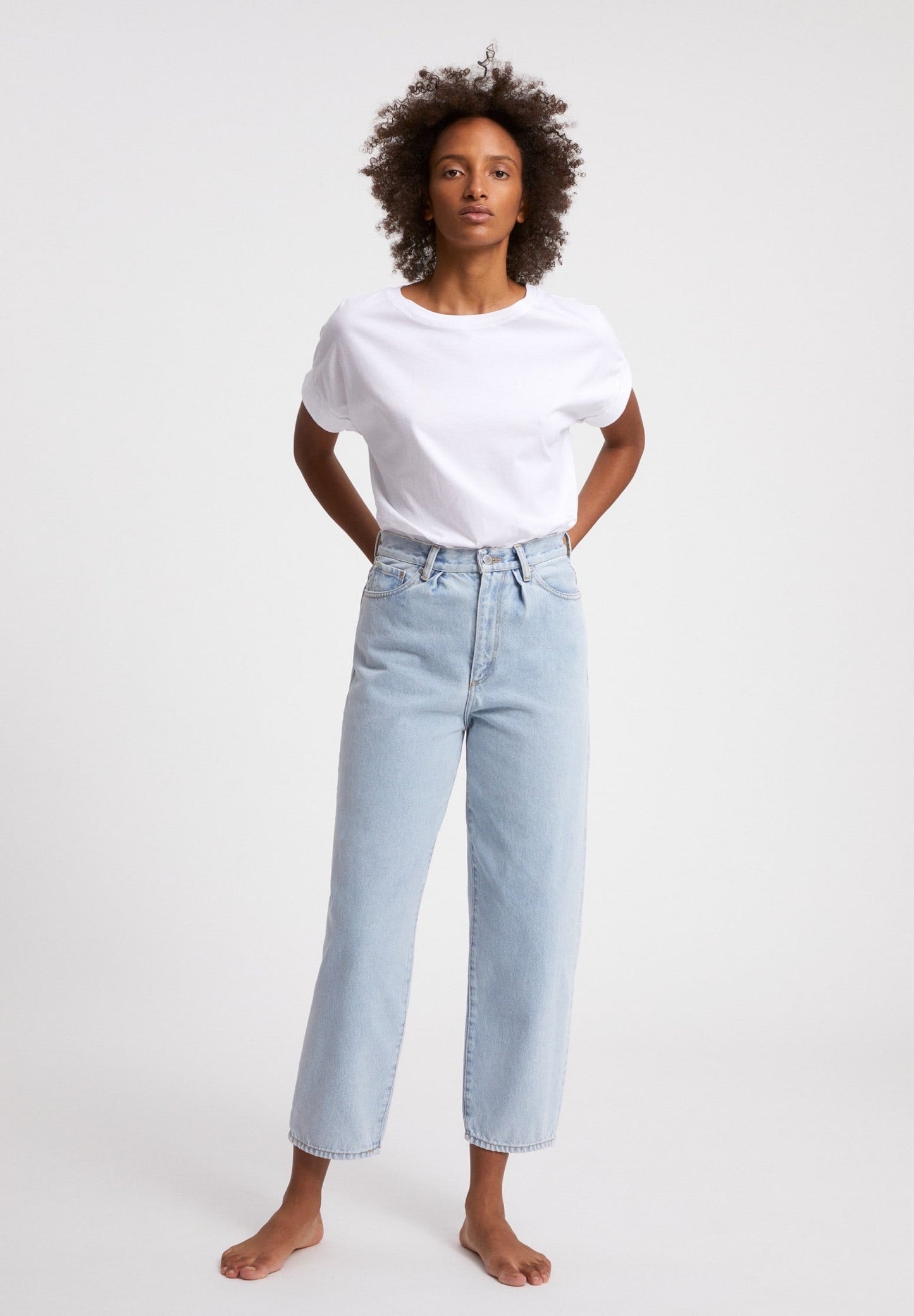 Barrel leg jeans from Armedangels, made from sustainable organic cotton. Cropped wide leg, zipper closure, side pockets and back pockets. In a very light shade of indigo denim.