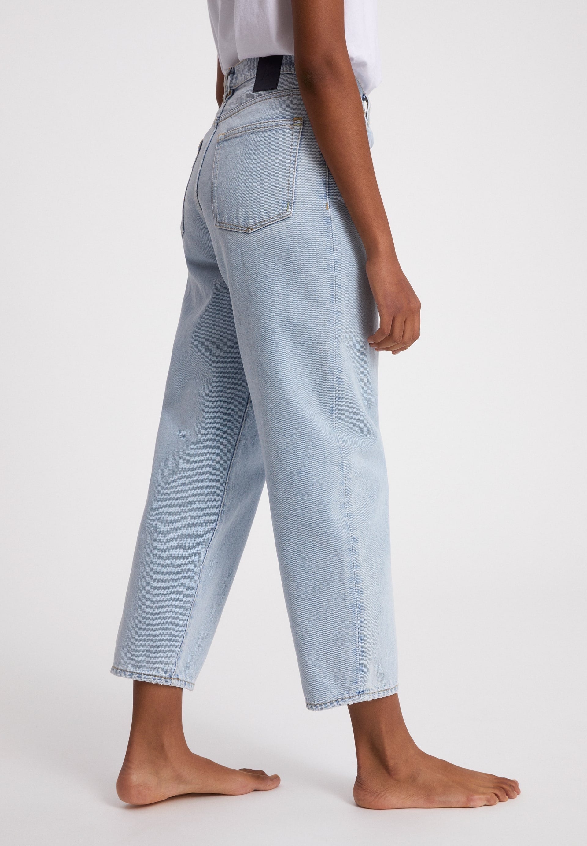 Barrel leg jeans from Armedangels, made from sustainable organic cotton. Cropped wide leg, zipper closure, side pockets and back pockets. In a very light shade of indigo denim.