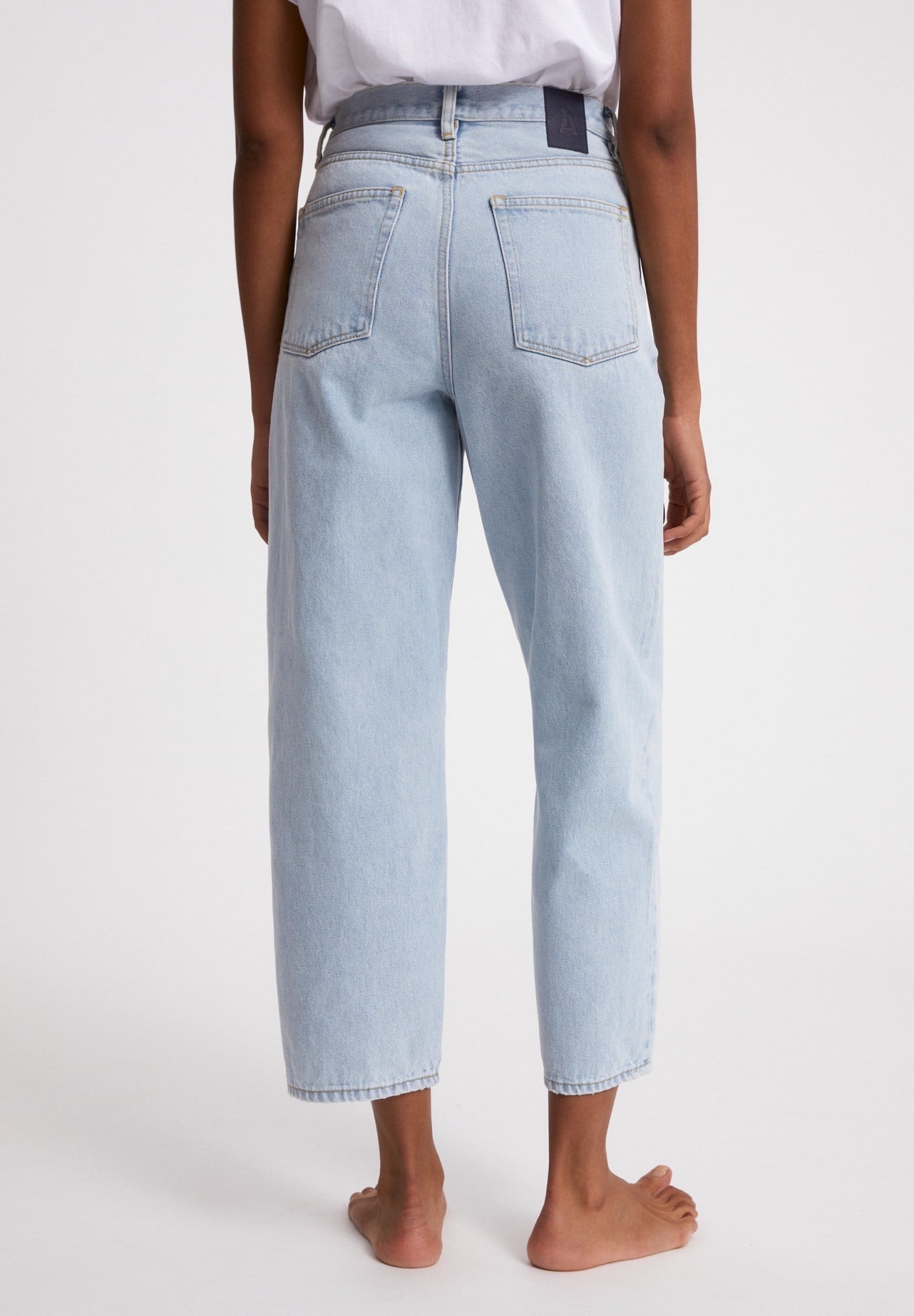 Barrel leg jeans from Armedangels, made from sustainable organic cotton. Cropped wide leg, zipper closure, side pockets and back pockets. In a very light shade of indigo denim.