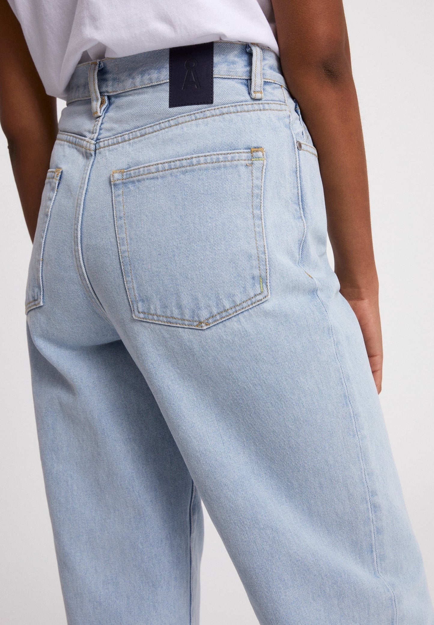 Barrel leg jeans from Armedangels, made from sustainable organic cotton. Cropped wide leg, zipper closure, side pockets and back pockets. In a very light shade of indigo denim.