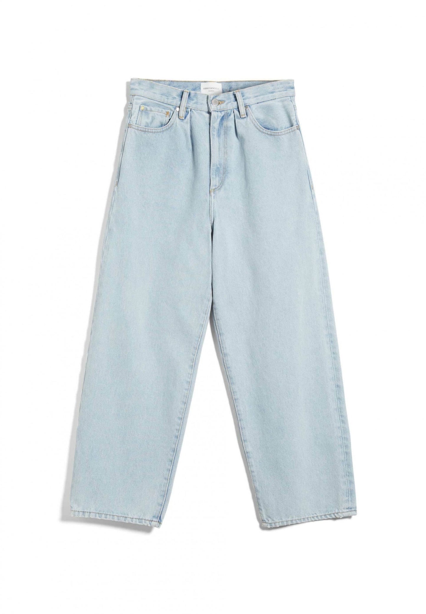 Barrel leg jeans from Armedangels, made from sustainable organic cotton. Cropped wide leg, zipper closure, side pockets and back pockets. In a very light shade of indigo denim.