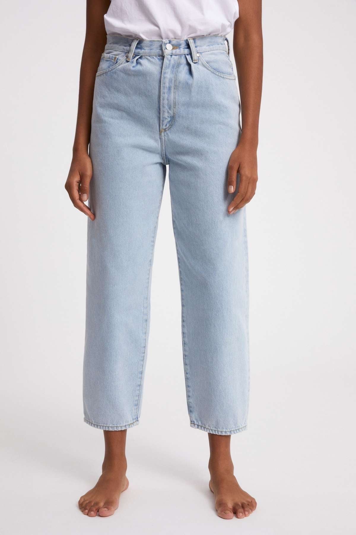 Barrel leg jeans from Armedangels, made from sustainable organic cotton. Cropped wide leg, zipper closure, side pockets and back pockets. In a very light shade of indigo denim.