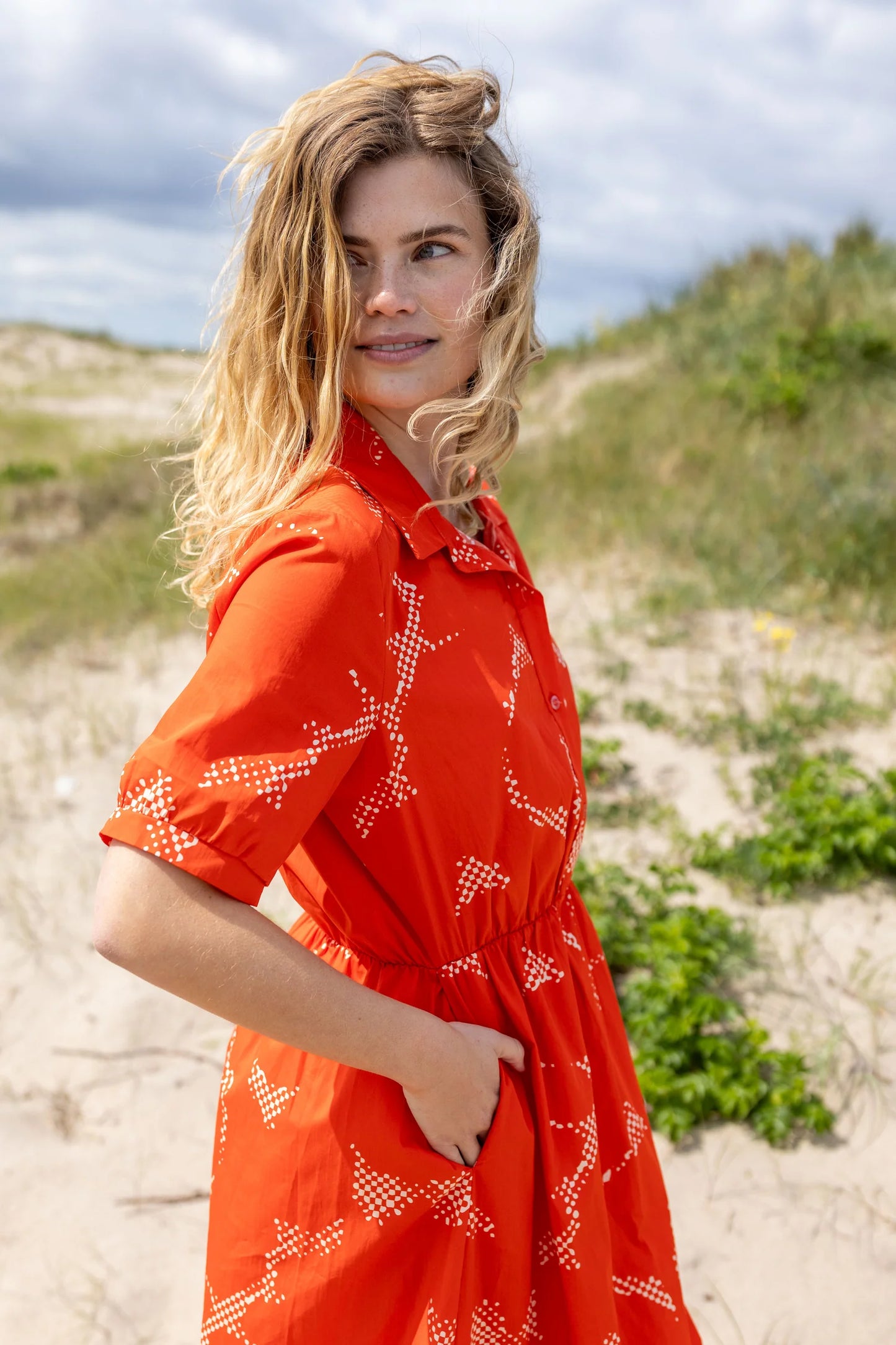 DANEGULDHORN POPLIN DRESS | SUMMER RED/ CHALK TROPFUZZ