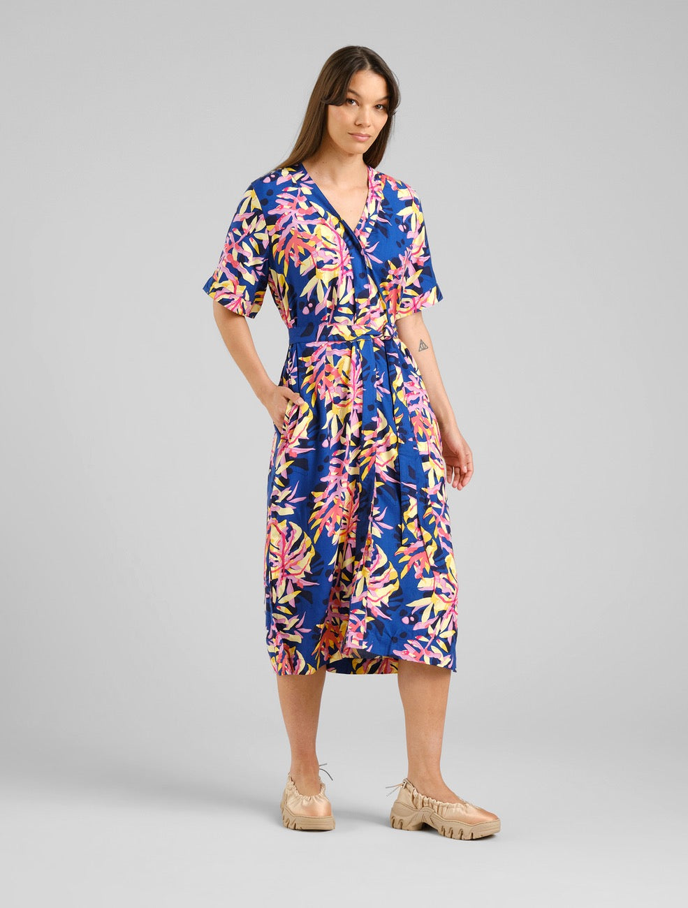 KALLVIK ECOVERO™ DRESS TROPICAL COLLAGE MULTI COLOUR