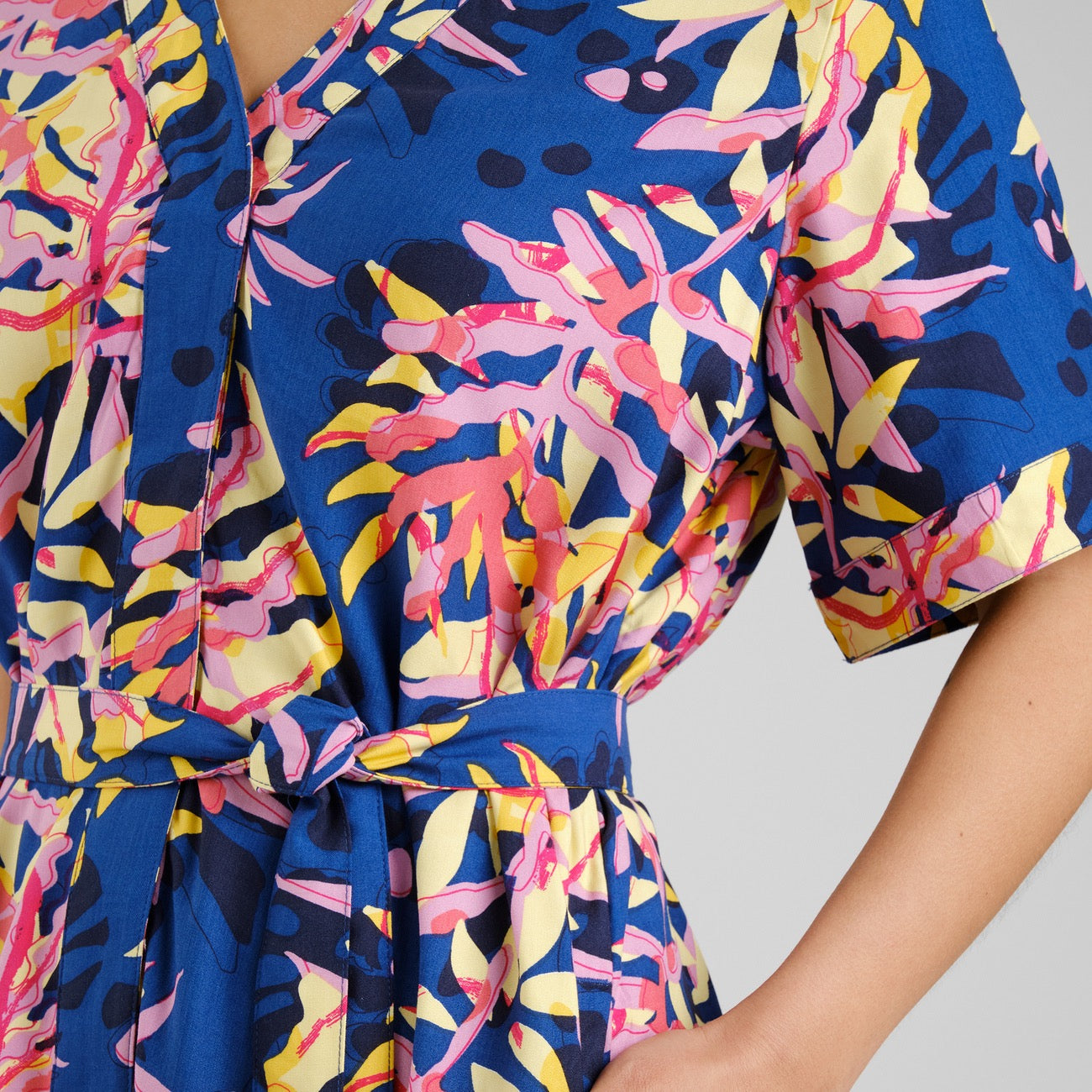 KALLVIK ECOVERO™ DRESS TROPICAL COLLAGE MULTI COLOUR