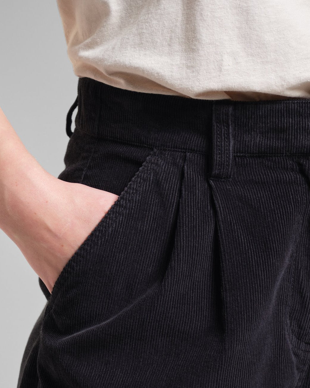 Vickleby wide leg corduroy trousers from Dedicated sustainably made from organic cotton. With a zipper closure, a high waist and side pockets. In black.
