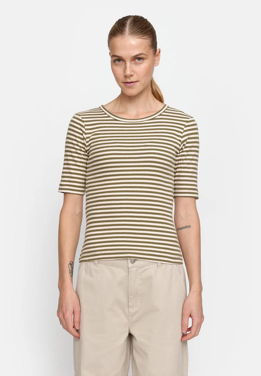 1/2 sleeve t-shirt from Esme Studios. Made from sustainable organic cotton. Fine oat and bronze horizontal stripes. Round neckline.