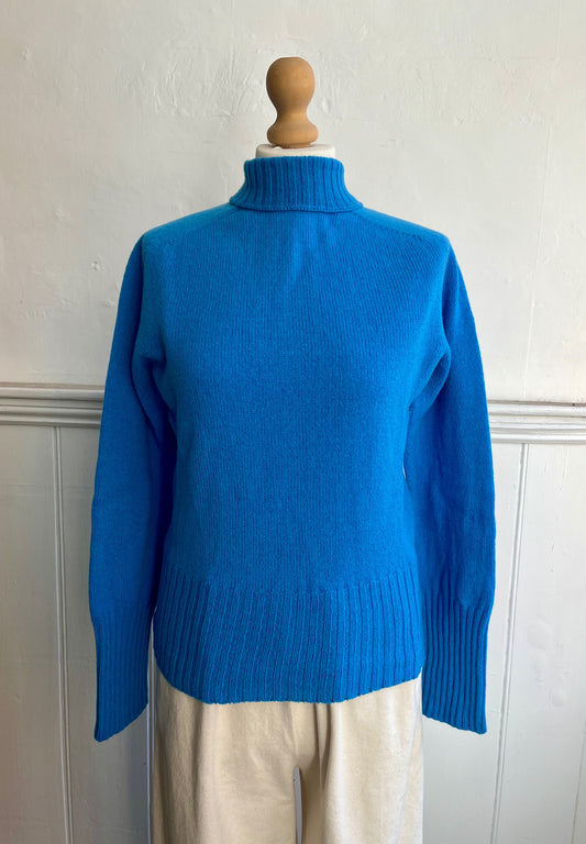 Turtleneck women’s wool jumper from Harley of Scotland. Made in Scotland from pure new wool. In a soft and vibrant blue.