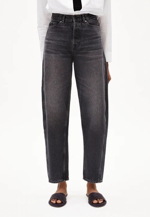 Barrel leg jeans from Armedangels. 5-Pocket, button placket closure, loose fit, high waist, regular length. Heavy weight denim made from 100% recycled cotton. In washed down black-dark grey.