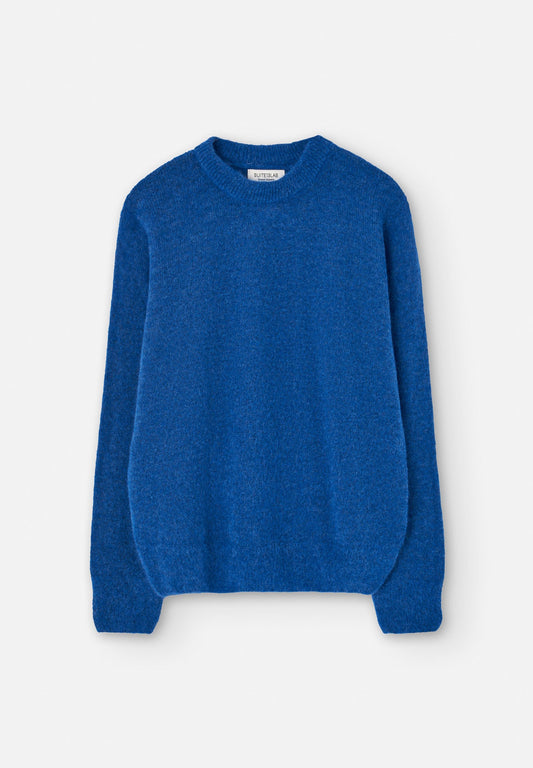 Knitted winter jumper from Suite13LAB. Made from a sustainable blend of baby alpaca, merino wool and recycled nylon. Regular fit, long sleeves, crew neck, ribbed cuffs and hem. Mid blue.