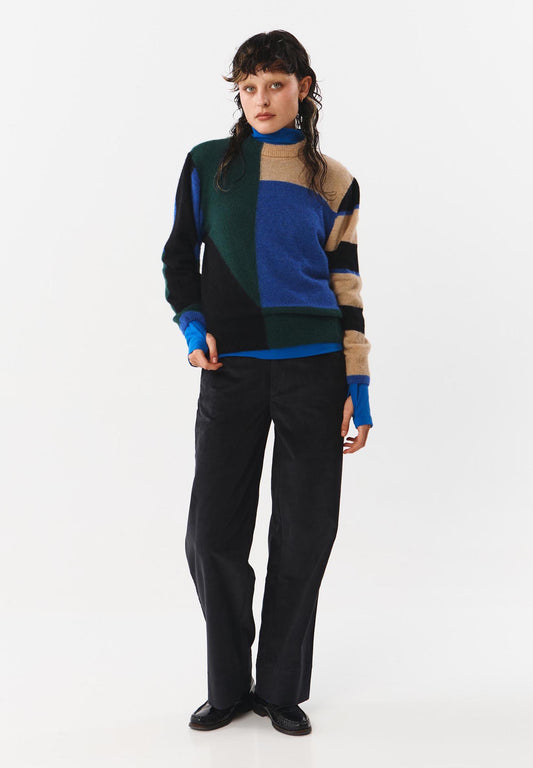 Knitted winter jumper from Suite13LAB. Made from a sustainable blend of baby alpaca, merino wool and recycled nylon. Regular fit, long sleeves, crew neck, ribbed cuffs and hem. Geometric colour block pattern all over in blue, dark green, beige and black.
