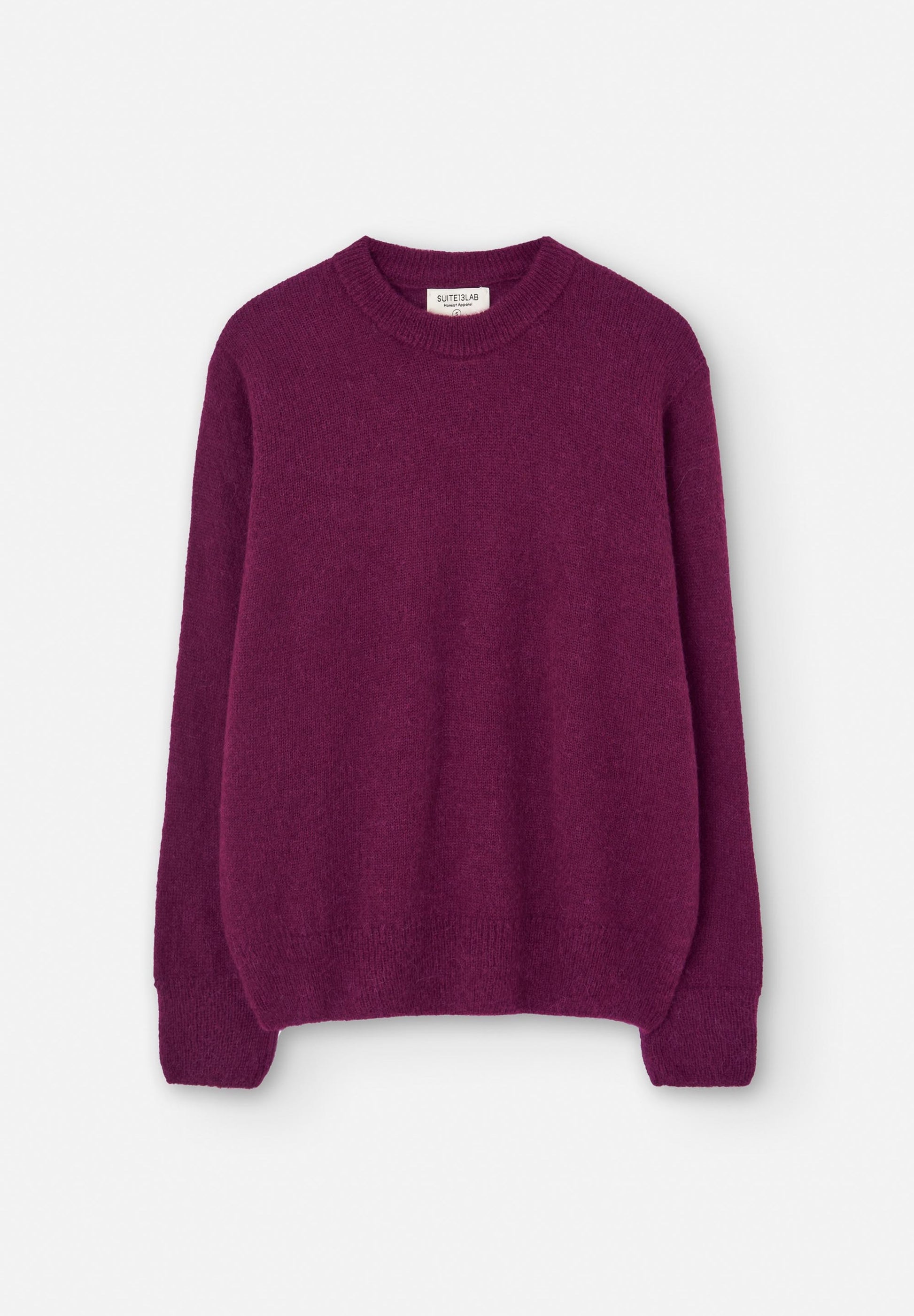 Knitted winter jumper from Suite13LAB. Made from a sustainable blend of baby alpaca, merino wool and recycled nylon. Regular fit, long sleeves, crew neck, ribbed cuffs and hem. Wine red.