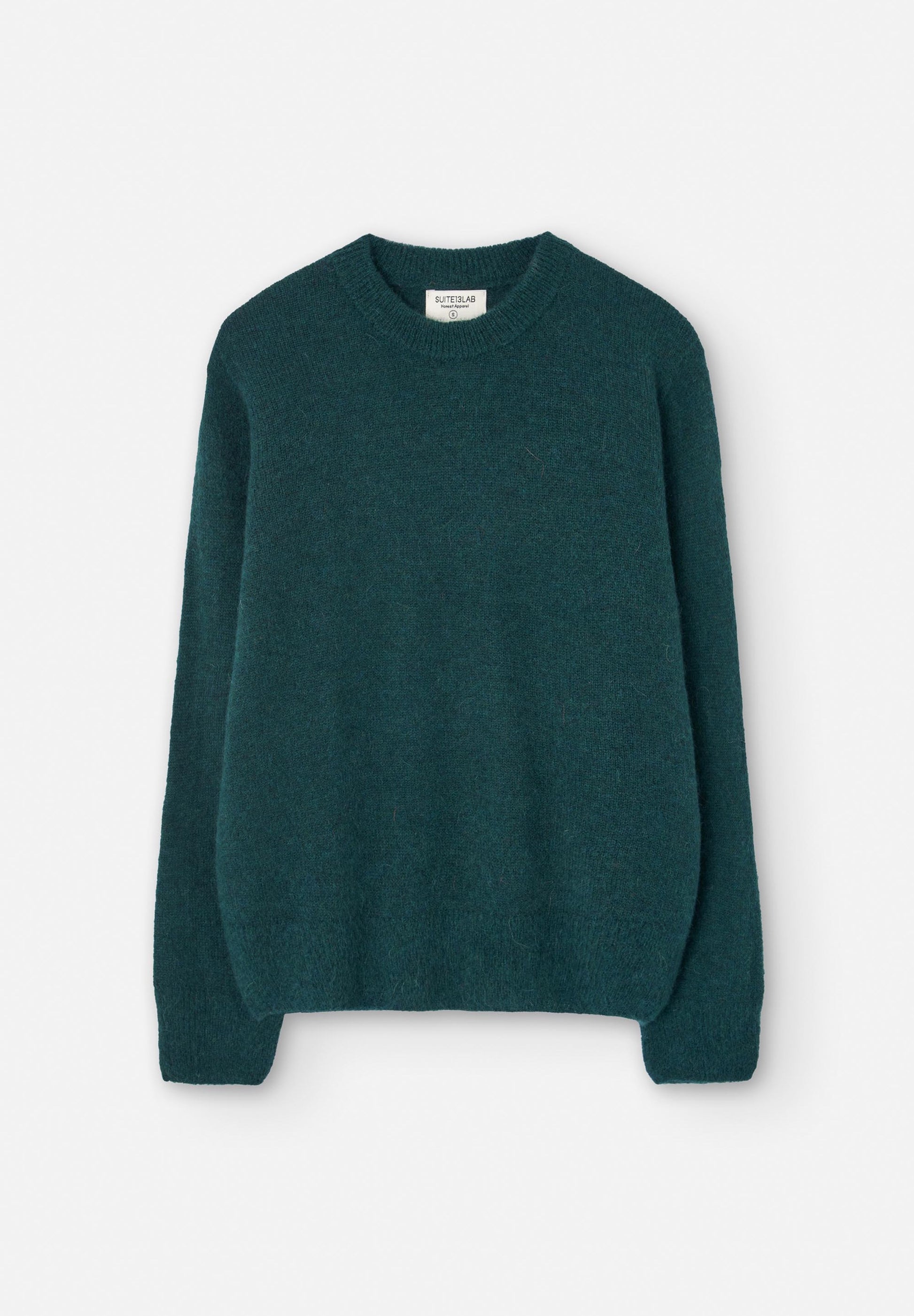 Knitted winter jumper from Suite13LAB. Made from a sustainable blend of baby alpaca, merino wool and recycled nylon. Regular fit, long sleeves, crew neck, ribbed cuffs and hem. Dark green.