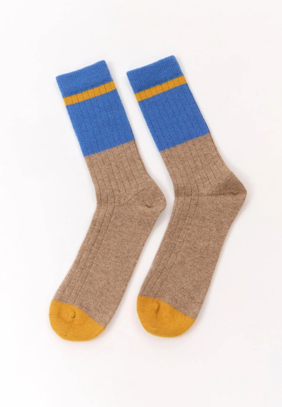 Colourful wool blend socks from the Spanish brand Suite13Lab. Made from 70% merino wool, 27% polyamide, 3% elastomer. Block colour design in bright blue and grey-beige, with mustard yellow toes and tipping along the top. Made in Spain.