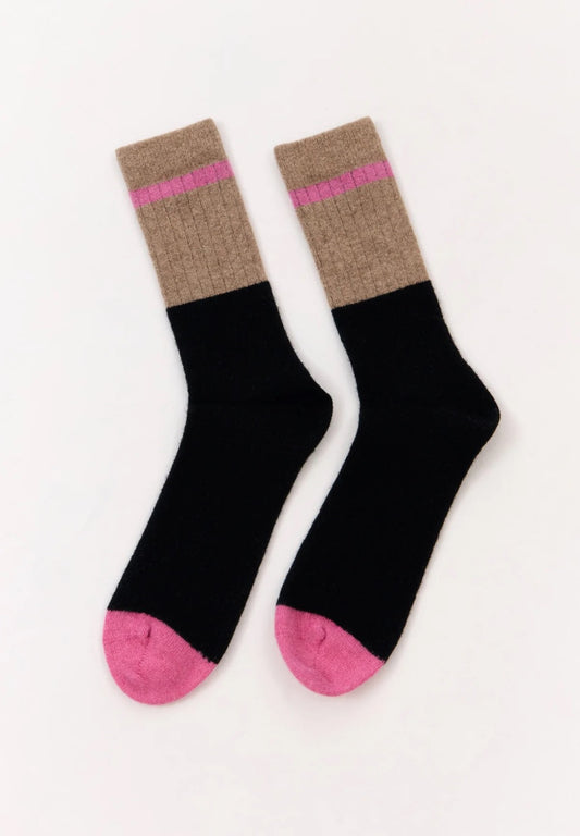 Colourful wool blend socks from the Spanish brand Suite13Lab. Made from 70% merino wool, 27% polyamide, 3% elastomer. Block colour design in black and grey-beige, with bright pink toes and tipping along the top. Made in Spain.