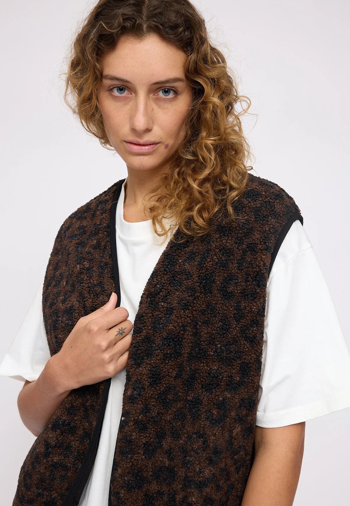 LEOPARD PRINT SHERPA GILET | CHESTNUT