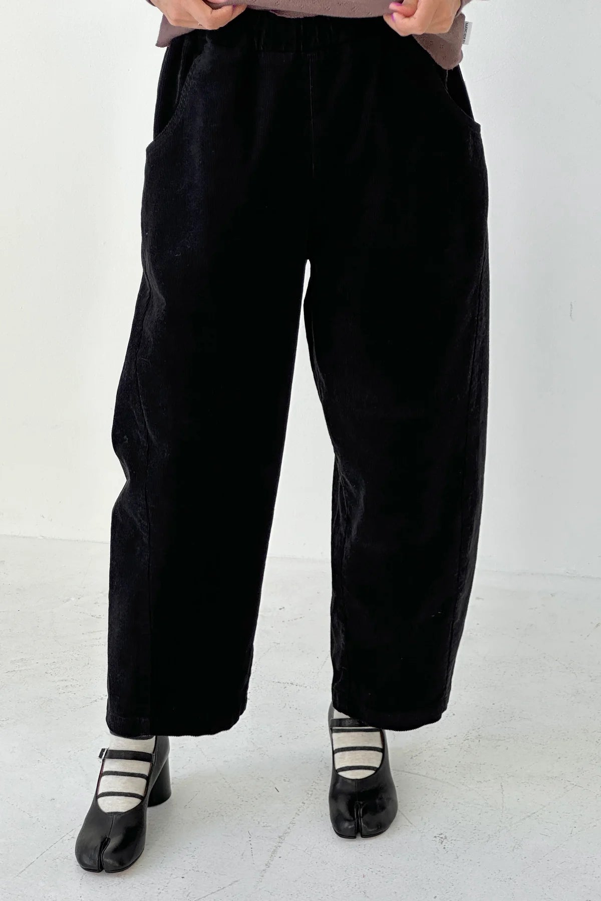 CORDUROY BARREL LEG ARC PANTS | BLACK