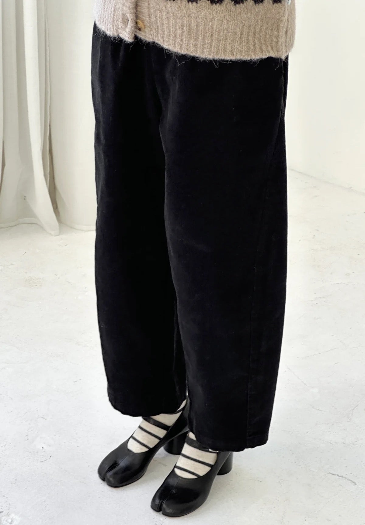 CORDUROY BARREL LEG ARC PANTS | BLACK