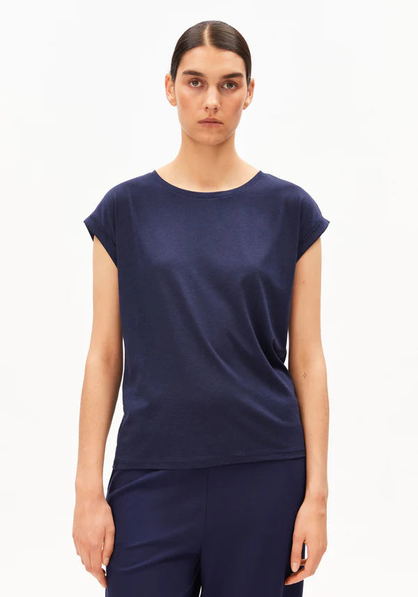 JILAANA ORGANIC COTTON AND  TENCEL™ LYOCELL T-SHIRT | TINTED NAVY