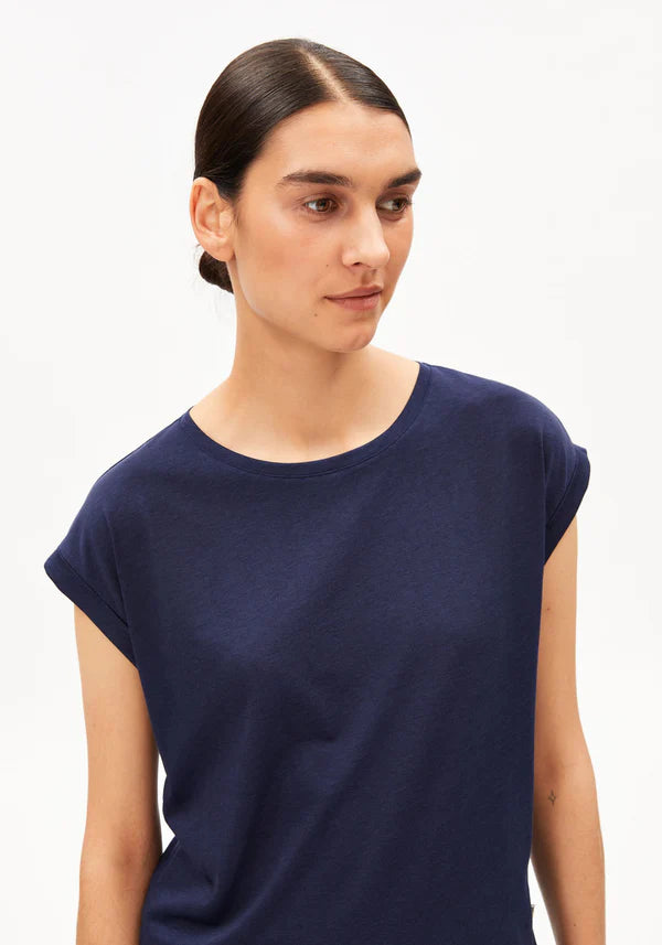 JILAANA ORGANIC COTTON AND  TENCEL™ LYOCELL T-SHIRT | TINTED NAVY