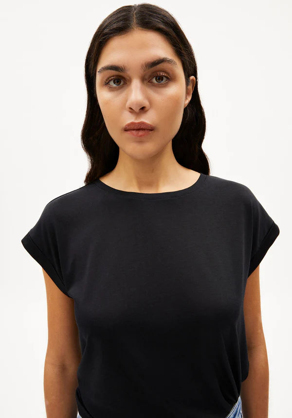 JILAANA ORGANIC COTTON AND  TENCEL™ LYOCELL T-SHIRT | BLACK