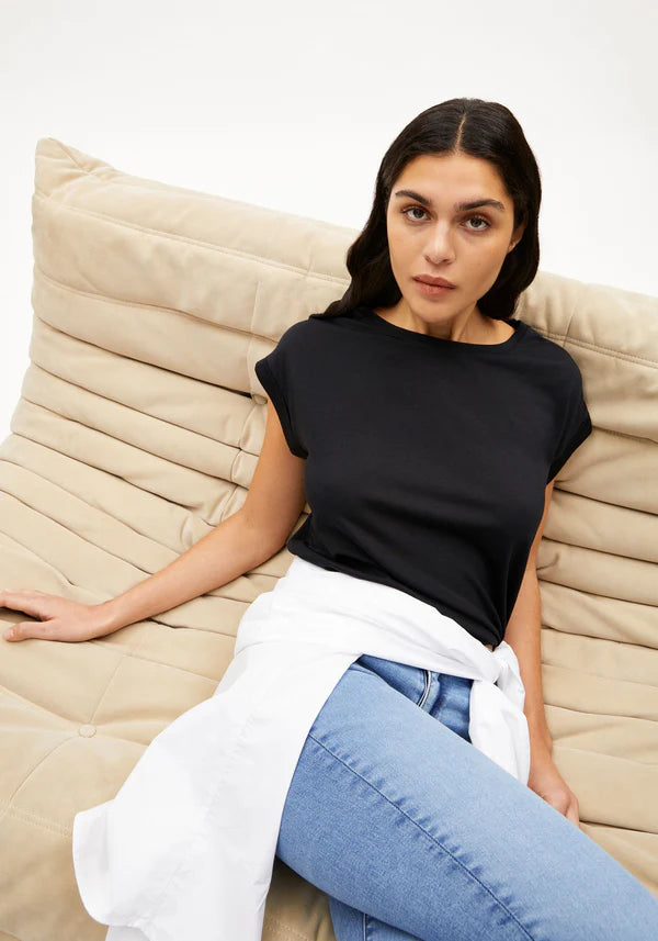 JILAANA ORGANIC COTTON AND  TENCEL™ LYOCELL T-SHIRT | BLACK