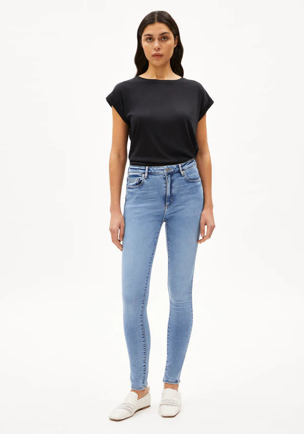 JILAANA ORGANIC COTTON AND  TENCEL™ LYOCELL T-SHIRT | BLACK