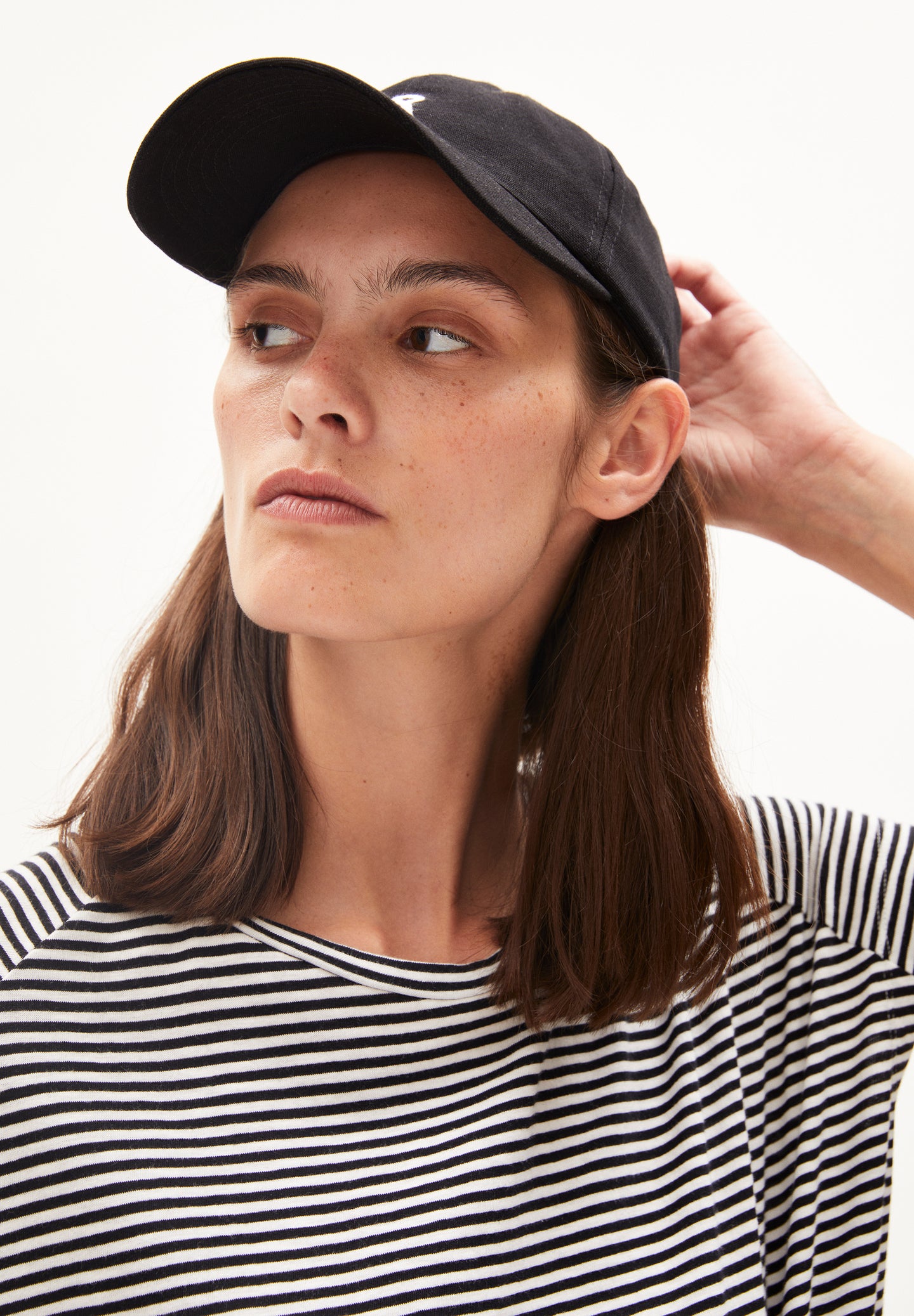 Loose fit striped t-shirt from Armedangels, with cap sleeves and a round neck, fine horizontal stripes in oat milk white and black, made from sustainable organic cotton.