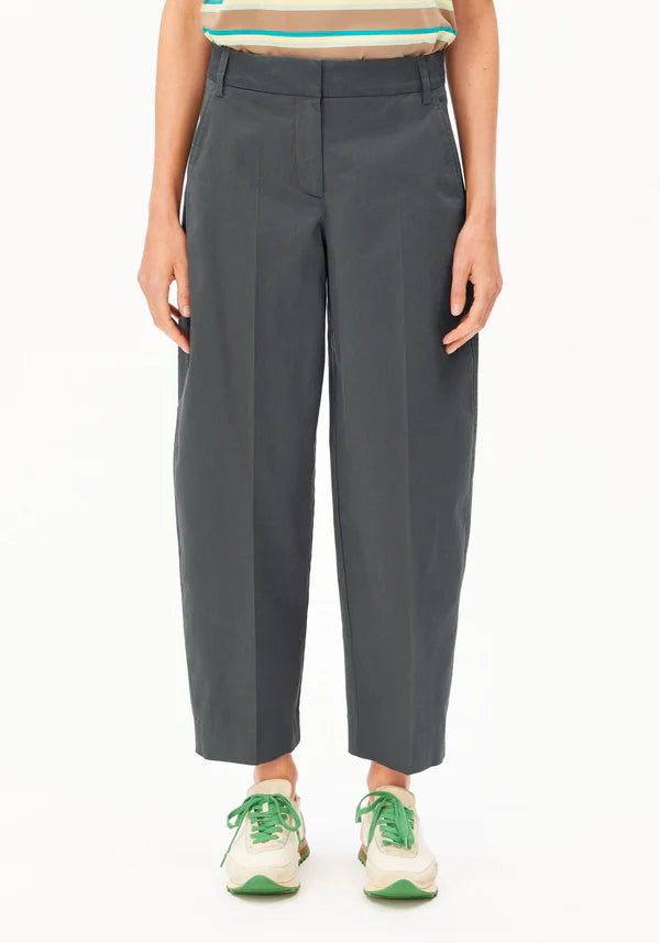 ORGANIC COTTON TWILL BARREL LEG TROUSERS | SPACE STEEL