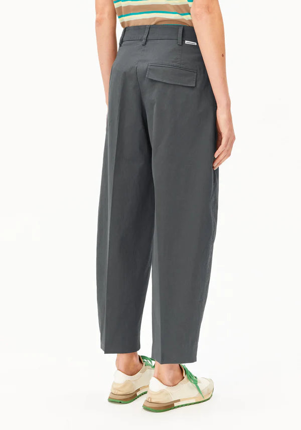 ORGANIC COTTON TWILL BARREL LEG TROUSERS | SPACE STEEL