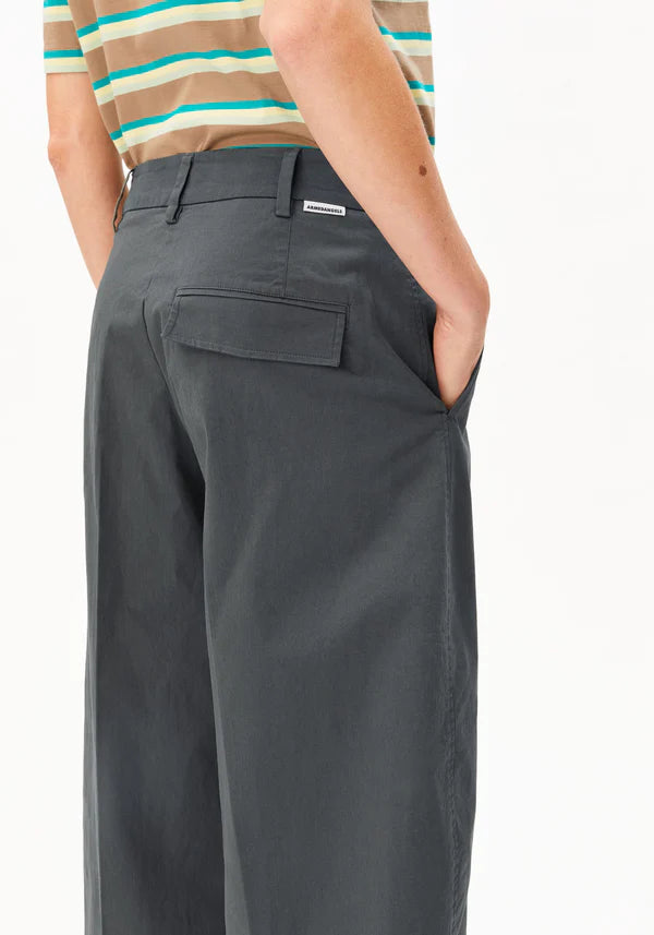 ORGANIC COTTON TWILL BARREL LEG TROUSERS | SPACE STEEL