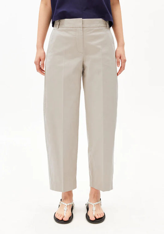 ORGANIC COTTON TWILL BARREL LEG TROUSERS | SANDSTONE