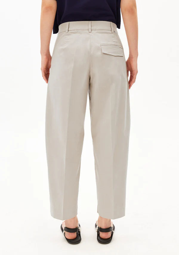 ORGANIC COTTON TWILL BARREL LEG TROUSERS | SANDSTONE