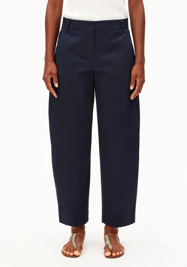 ORGANIC COTTON TWILL BARREL LEG TROUSERS | NIGHT SKY