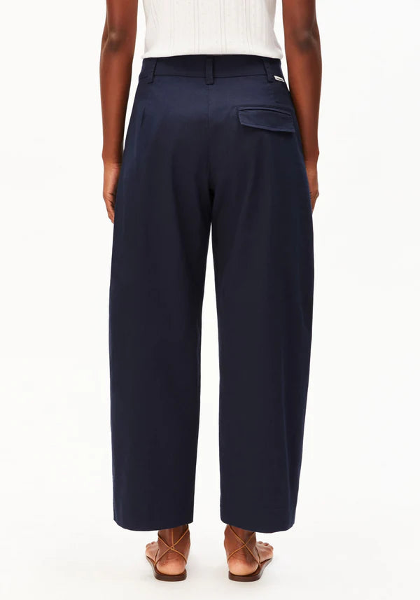 ORGANIC COTTON TWILL BARREL LEG TROUSERS | NIGHT SKY
