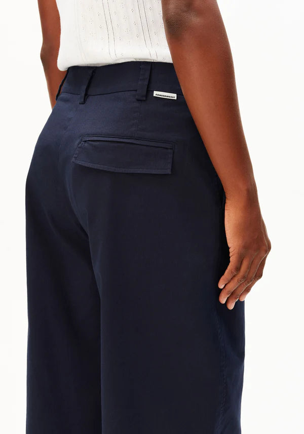 ORGANIC COTTON TWILL BARREL LEG TROUSERS | NIGHT SKY