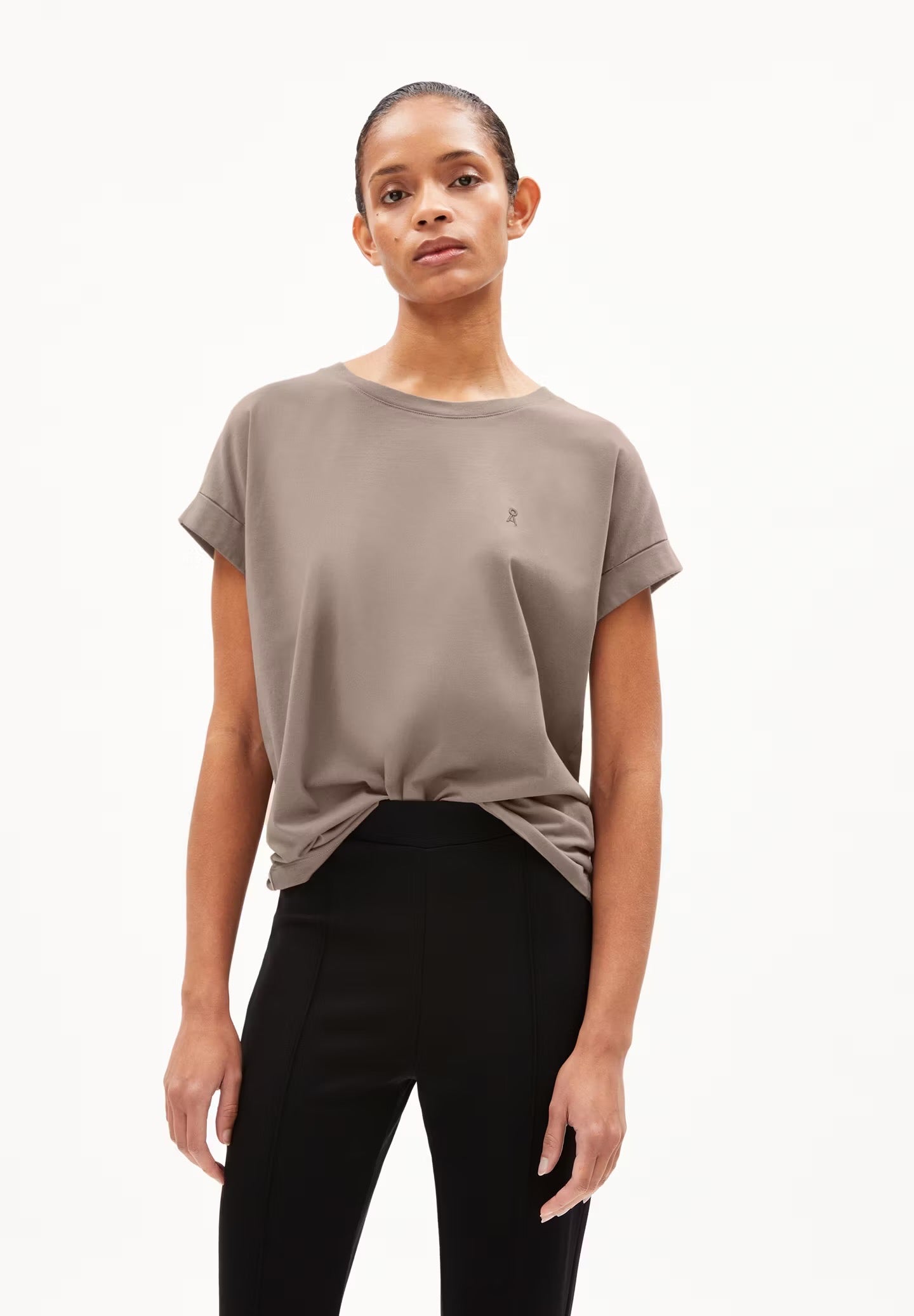 Loose fit t-shirt from Armedangels, with cap sleeves and a round neck, in a earthy light brown, made from sustainable organic cotton.
