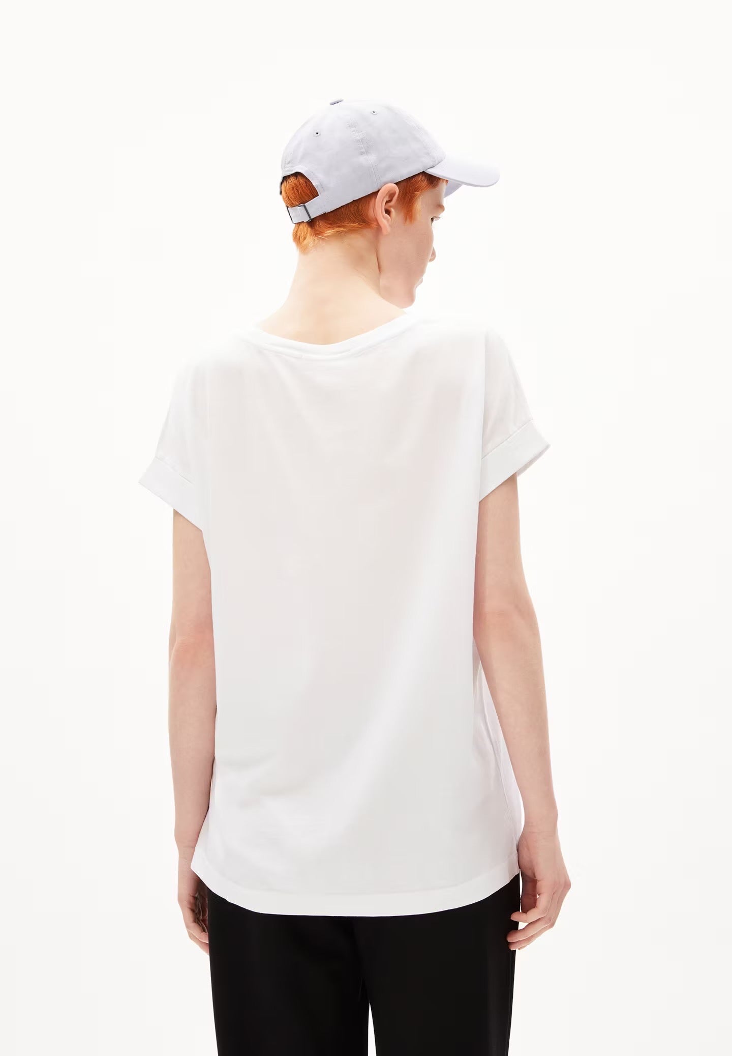 Loose fit t-shirt from Armedangels, with cap sleeves and a round neck, in white, made from sustainable organic cotton.