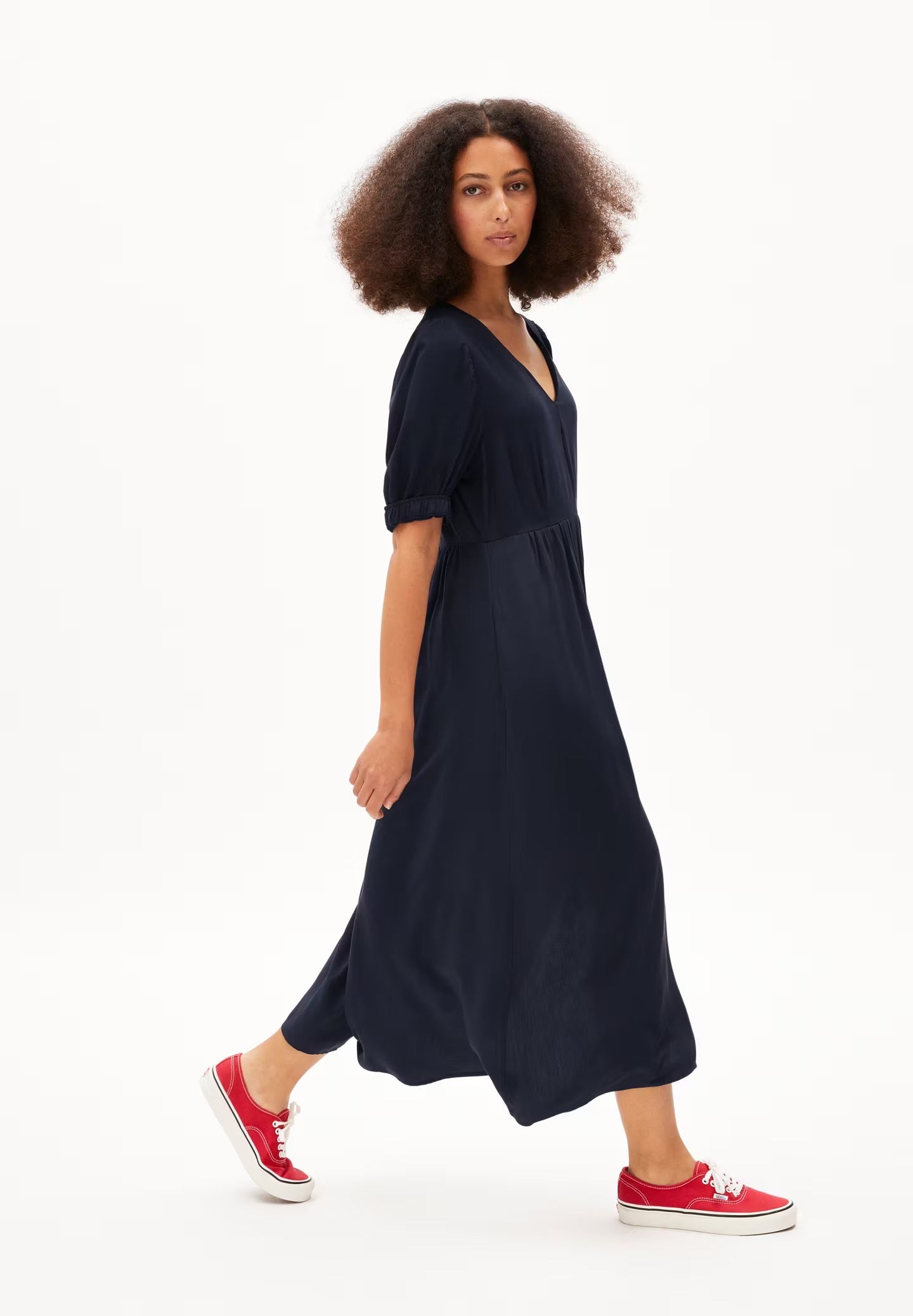 Midi length dress in navy blue from Armedangels, with 1/2 balloon sleeves and a v-neck, made from Ecovero viscose.
