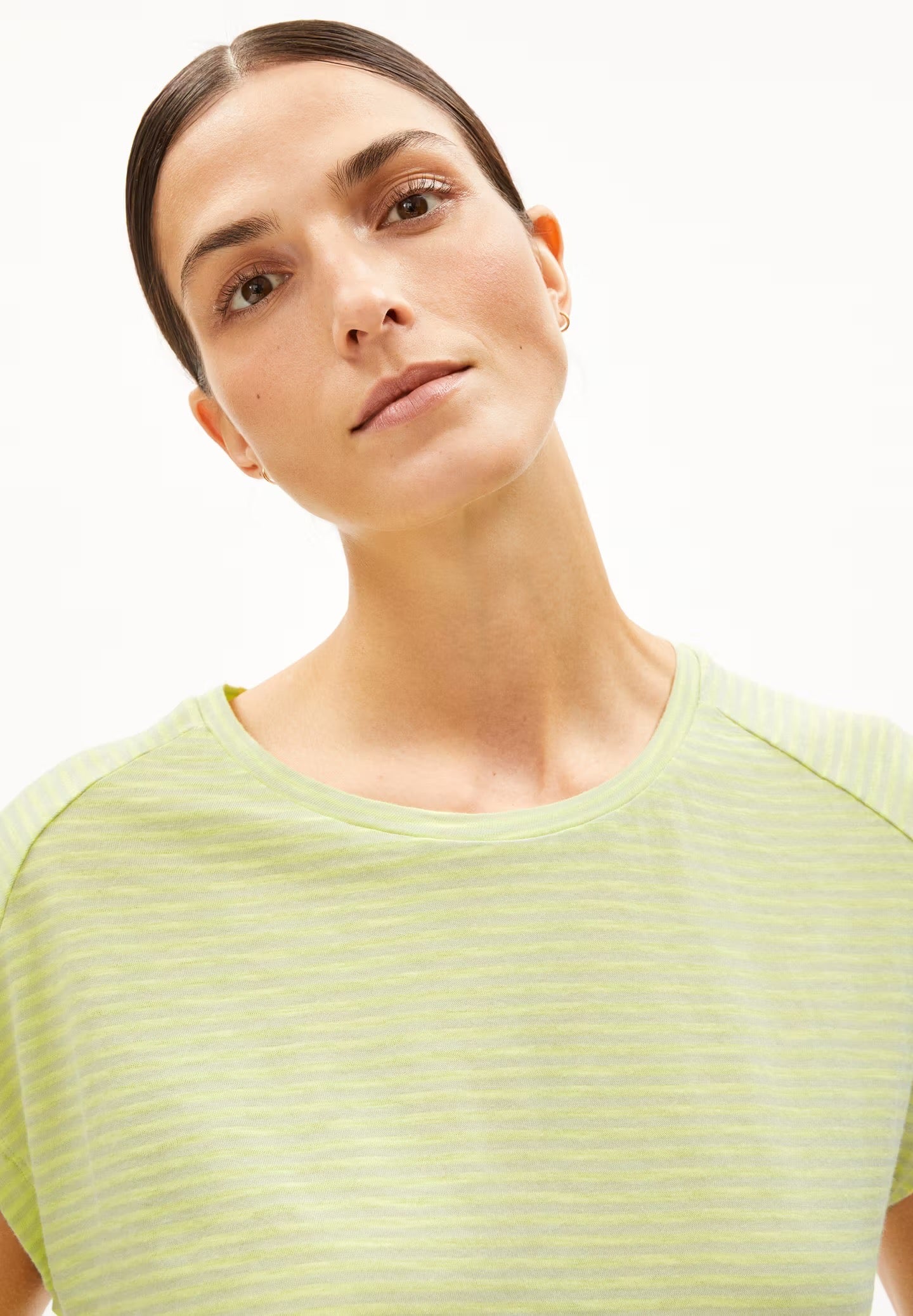 Loose fit striped t-shirt from Armedangels, with cap sleeves and a round neck, fine horizontal stripes in light lemon yellow and pastel green, made from sustainable organic cotton.