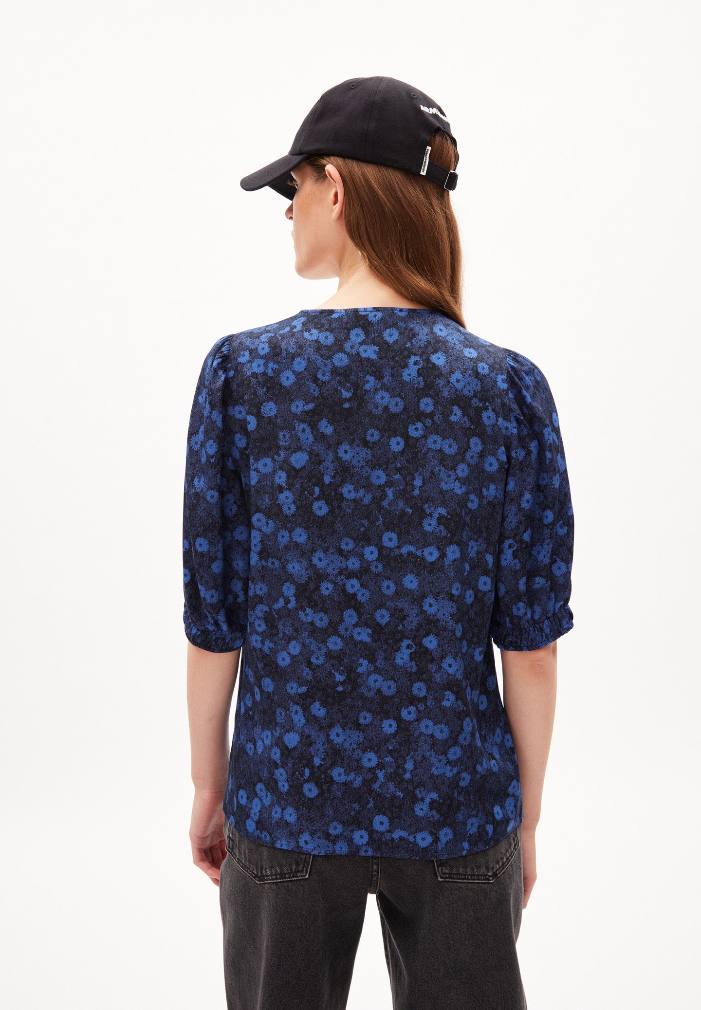 Floral blouse from Armedangels, with 1/2 sleeves and a v-neck, all over floral print in night blue, made from sustainable Ecovero.