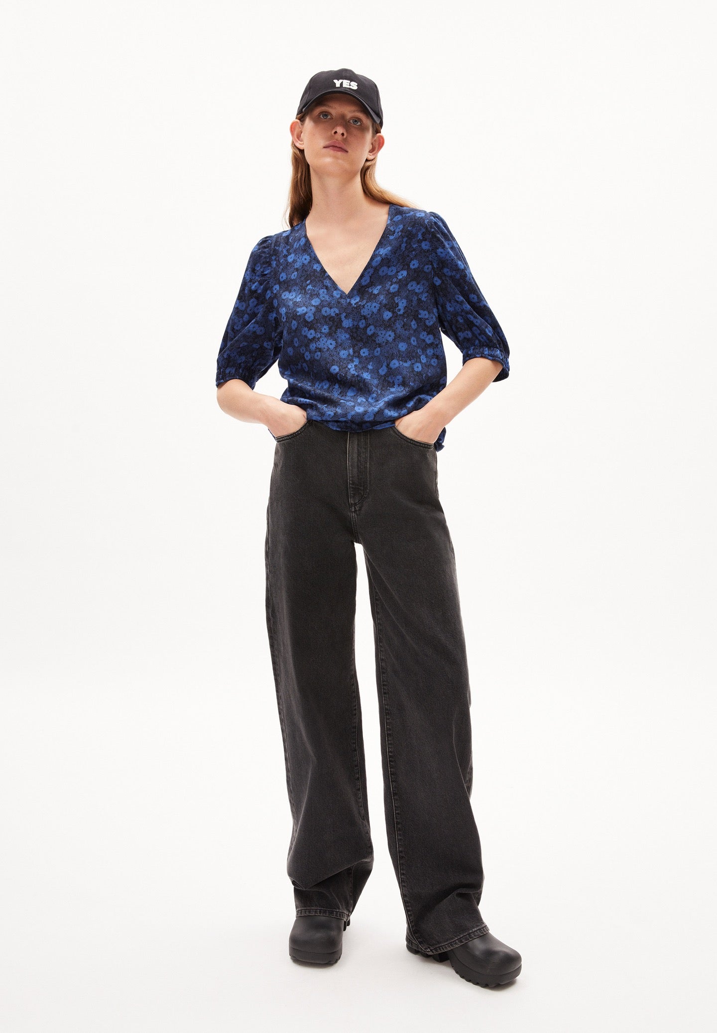 Floral blouse from Armedangels, with 1/2 sleeves and a v-neck, all over floral print in night blue, made from sustainable Ecovero.