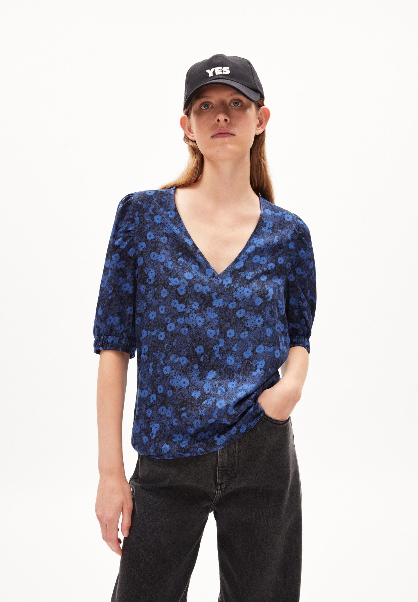 Floral blouse from Armedangels, with 1/2 sleeves and a v-neck, all over floral print in night blue, made from sustainable Ecovero.