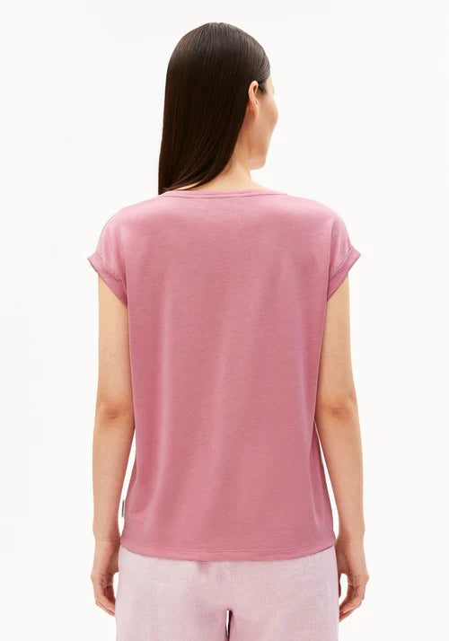 JILAANA ORGANIC COTTON AND TENCEL™ LYOCELL T-SHIRT | WASHED BERRY
