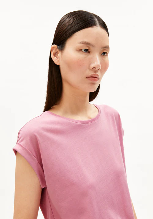 JILAANA ORGANIC COTTON AND TENCEL™ LYOCELL T-SHIRT | WASHED BERRY