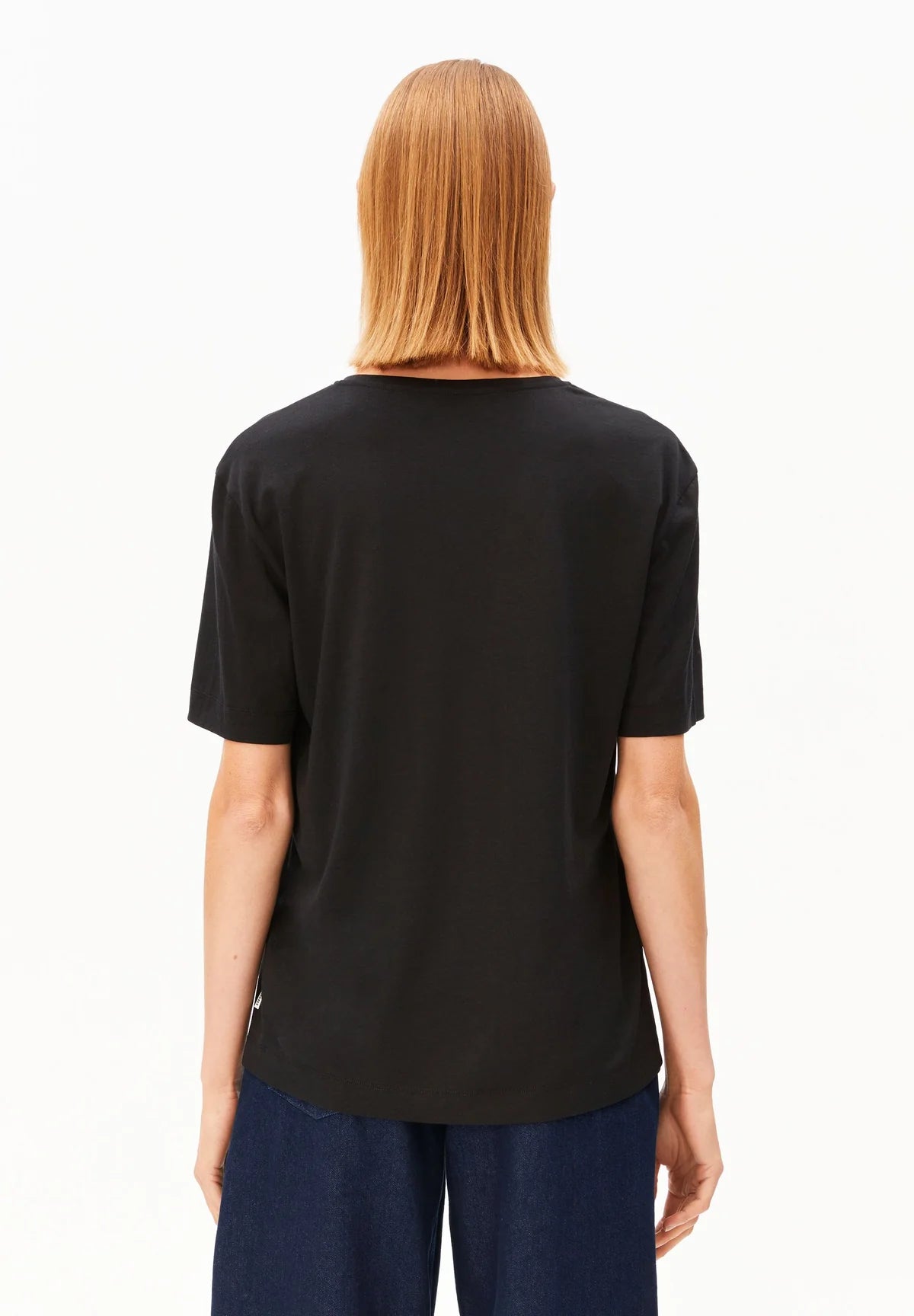 V-NECK T-SHIRT TENCEL™ LYOCELL-BLEND | BLACK