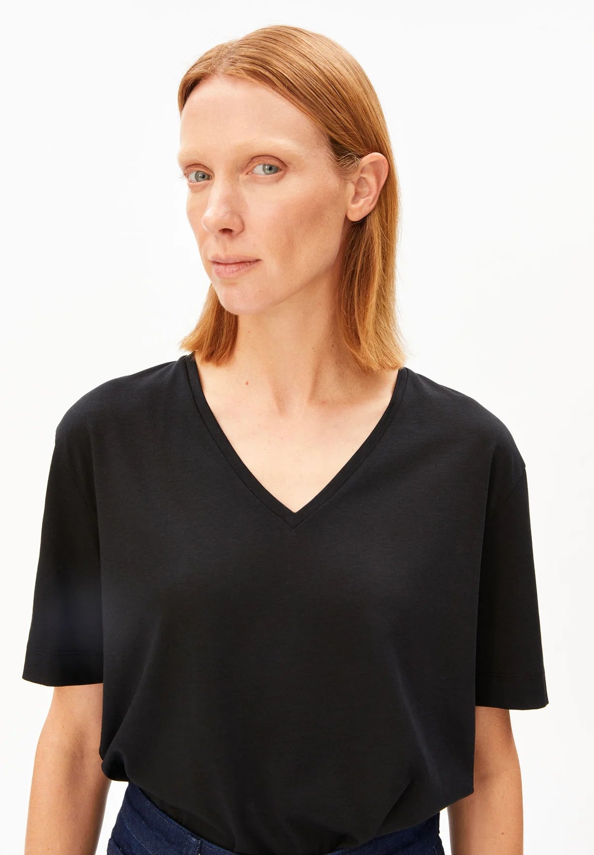 V-NECK T-SHIRT TENCEL™ LYOCELL-BLEND | BLACK